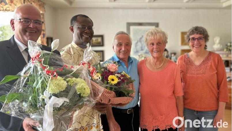 Auch Bürgermeister Klaus Meyer (links), Pfarrer Dr. George Nnaemeka Oranekwu (Zweiter von links) und Seniorenbeauftragte Beate Ott (rechts) gratulierte Alfons und Gabriele Stingl zur Eisernen Hochzeit. Bild: Sabrina Schnell/exb