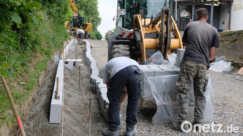 In der Püchersreuther Straße in Floß werden aktuell Granit-Randsteine gesetzt. Bild: Fred Lehner