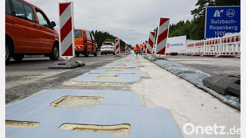 Hier liegen die Spulen für das induktive Laden von Fahrzeugen auf der Autobahn noch offen da: Jetzt fehlt nur noch die Fahrbahndecke, dann kann das große Experiment beginnen. Bild: Petra Hartl