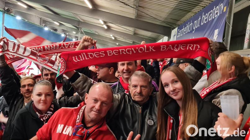 Im Stadion zeigen die Weidinger gern, wo sie herkommen. Bild: Bernhard Grau