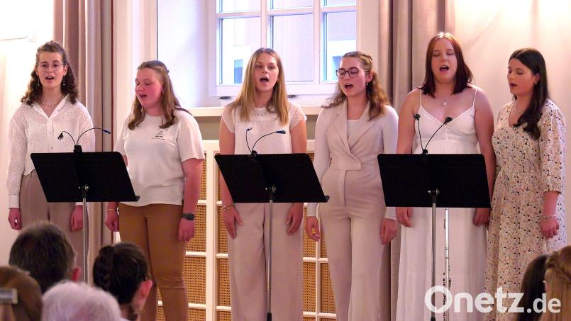 Das Vokalensemble &quot;Chapeau&quot; der Dr.-Johanna-Decker-Schulen (von links): Carolin Ruppert, Maria Piehler, Mia Ströhl, Luisa Viehauser, Paula Brandel und Johanna Weigl. Bild: Peter Ringeisen
