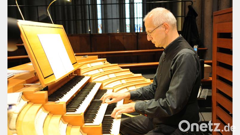 Professor Winfried Bönig, Domorganist in Köln, spielt die Orgel der Basilika. Bild: Morschheuser Erzbistum Köln/exb