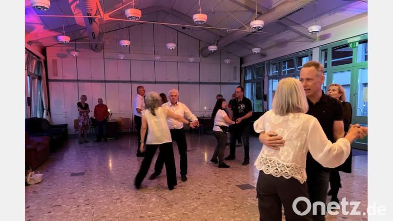Der Tanzabend in Immenreuth zog zahlreiche Besucher auf die Tanzfläche. Bild: Julianne Lockner
