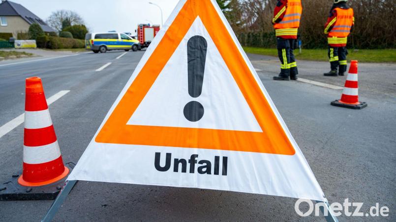 Bei einem Unfall wurde ein BMW erheblich beschädigt. Die Polizei sucht Zeugen. Symbolbild: Stefan Sauer/dpa/Symbolbild