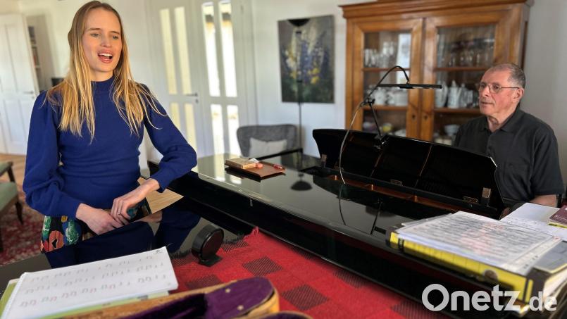 Sopranistin Laura Demjan und Albert Sommer proben für das &quot;Rathauskonzert&quot;, das am 19. Juli in der evangelischen Stadtpfarrkirche in Vohenstrauß stattfinden wird. Bild: ck