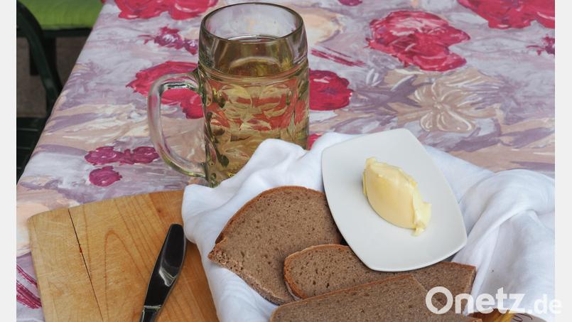 Im Wirtschaftsausschuss des Landtags gibt es eine besondere Sanktion für die Verzögerung eines Sitzungsbeginns: Die Brotzeit-Strafe. Bild: Andreas Drouve/dpa