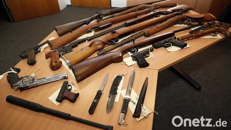 Während einer Amnestieregelung im Jahr 2018 sind viele Waffen bei der Waffenbehörde im Landratsamt gelandet. Wichtig: Wer Waffen findet oder erbt, soll sie keinesfalls selbst transportieren, sondern zunächst mit Polizei oder Waffenbehörde die Situation klären. Bild: Hösamer