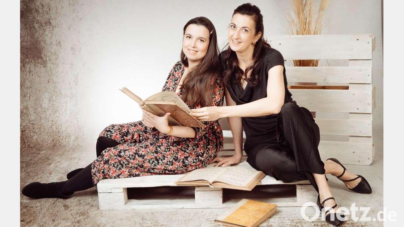Das Duo Herztöne kommt mit einem Programm über Frauen, Liebe und das Leben nach Theuern. Bild: Herztöne/exb