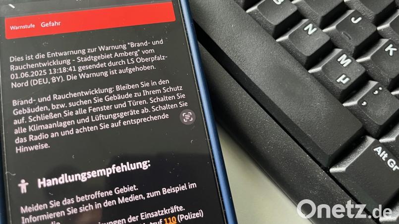 Diese Meldung und danach auch die Entwarnung bekamen am Sonntagmittag viele Handy-Nutzer im Raum Amberg auf ihr Smartphone. Viele fragten sich, warum: Es ging um starke Rauchentwicklung bei einem Brand in Amberg. Bild: Heike Unger