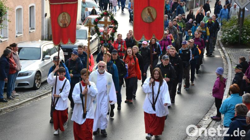 Festlicher Einzug der 43 Fußwallfahrer aus Marienweiher am Abend des Pfingstsonntag in die Konnersreuther Pfarrkirche St. Laurentius. Im Mittelpunkt steht das Wallfahrerkreuz sowie das Gebet und der Gesang. Bild: jr