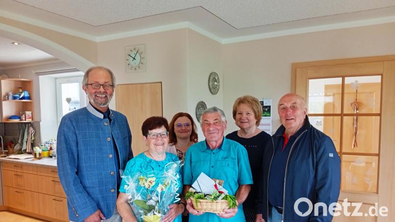 Goldene Hochzeit feierten Veronika und Josef Preiß (vorne) aus dem Waldershofer Ortsteil Bärnest. Im Bild von links Zweiter Bürgermeister Helmut Härtl, Veronika Preiß. Tochter Marita, Josef Preiß und der Seniorenbeauftragte der Stadt, Gerhard Weber mit Gerlinde. Bild: Oswald Zintl
