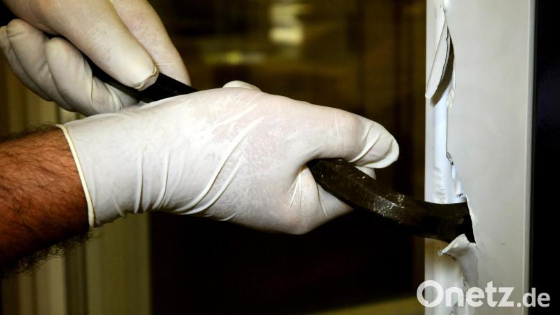 Mit brachialer Gewalt haben sich Unbekannte in den vergangenen Tagen in mehreren Anlagen in Amberg und Umgebung Zutritt zu Gartenlauben in Kleingärten verschafft. Bild: Horst Ossinger/dpa