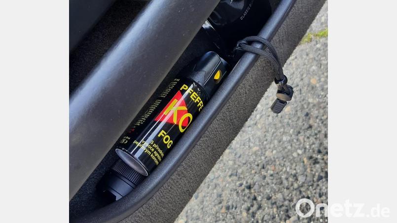 Beamte der Bundespolizeiinspektion Waldmünchen stellten verbotene Waffen sicher. Bild: Bundespolizei