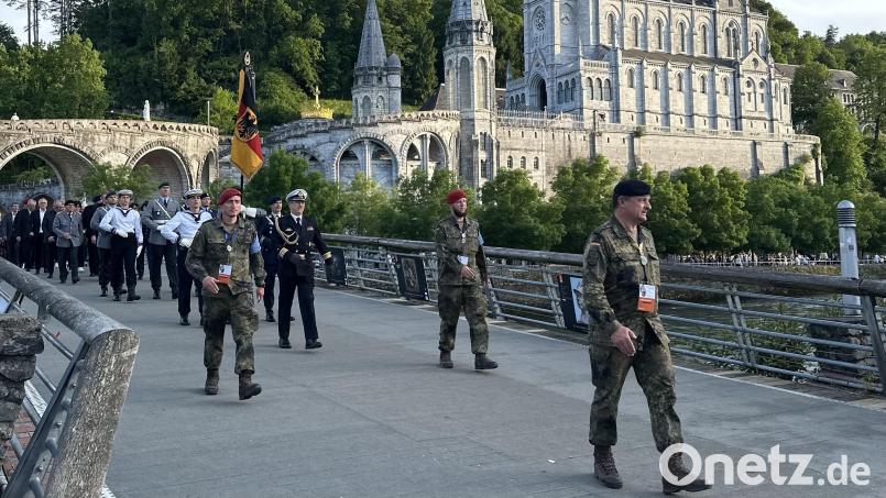 Im Hintergrund ist die Basilika der Heiligen Bernadette zu sehen. Leuchtenbergs Bürgermeister Anton Kappl führt die Soldatenwallwahrt in Lourdes an. 18.000 Soldaten sind dabei. Bild: Archiv Kappl