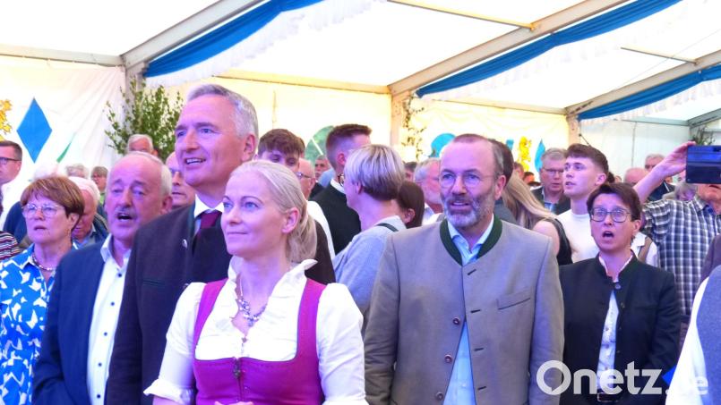Gemeinsam feiern, gemeinsam singen – das galt in Ehenfeld auch, als die Hymnen angestimmt wurden. Mit dabei: Europaabgeordneter Manfred Weber (vorne, Zweiter von rechts). Bild: hme