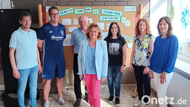 Zusammenhalt für die Bedürfnisse der Schüler: Im Bild einige Sponsoren der örtlichen Firmen und Vereine. Bild: Sandra Sturm/exb