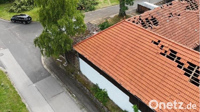 Am Kirchweg in der Ortschaft Süß bei Hahnbach (Landkreis Amberg-Sulzbach) sind die Spuren des Sturms immer noch sichtbar. Bild: hbe