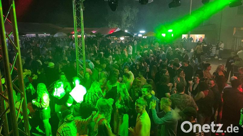 Dießfurt und Gäste aus der ganzen Region feiern eine bunte Beach-Party. Bild: Rudi Fischer