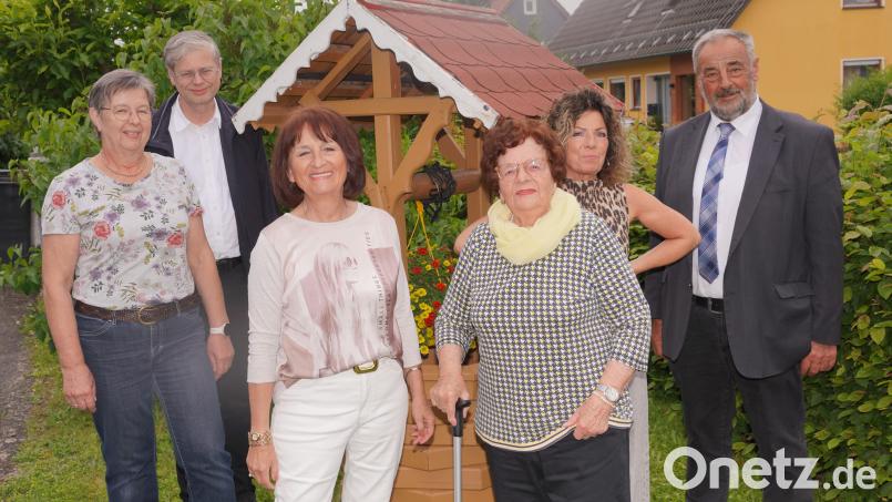 Barbara Kres (Dritte von rechts) feiert mit ihren beiden Töchtern Karin (Dritte von links) und Carmen (Zweite von rechts) den 95. Geburtstag. Natürlich war auch der Rest der Großfamilie mit bei der Geburtstagsfeier und auch Bürgermeister Josef Beimler (rechts), Pfarrer Norbert Götz (Zweiter von links) und Ingrid Troidl (links) gratulierten. Bild: fvo