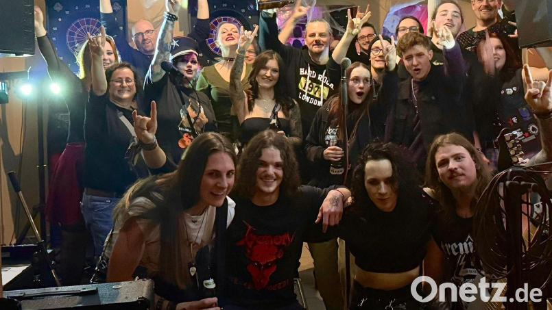 Das sind Toxic Angel (vorne von links): Kup Hummel (Bass), Mo Erlbacher (Gitarre), Freyja Henning (Drums) und Alfi Herbst (Gitarre). Bild: Kim Bedrunka/exb