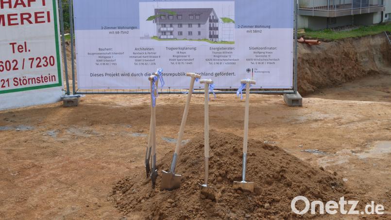 Die Gemeinnützige Baugenosschaft Erbendorf lud zum ersten Spatenstich für ein neues Mehrfamilienwohnhaus ein. Bild: Benkhardt