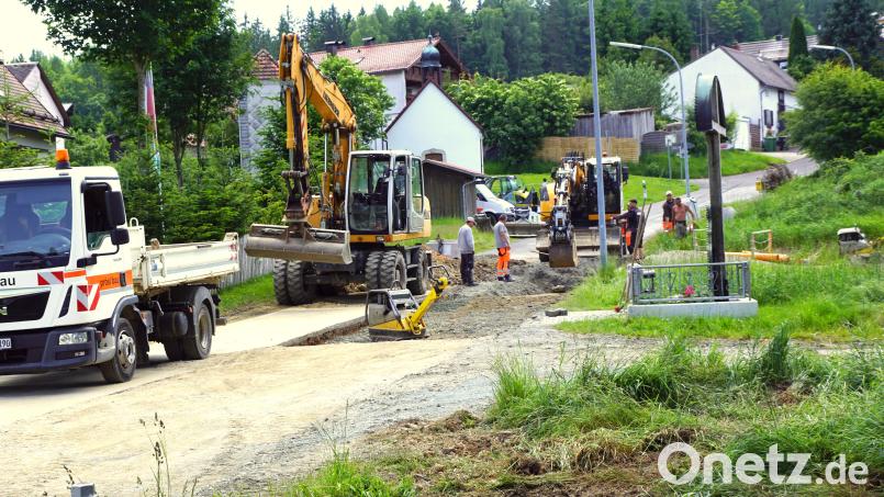 &quot;Was lange währt, wird endlich gut&quot;: Die vor drei Jahren begonnenen Bauarbeiten haben die Ortsmitte erreicht, ein Ende ist nun in Sicht. Für die Bürger brachten die Arbeiten reichlich Belastungen mit sich. Bild: bkr