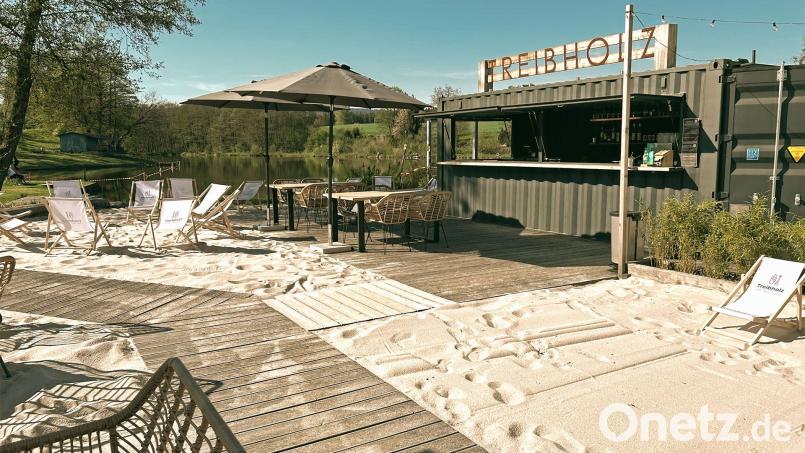 Nach einem Betreiberwechsel hat die Strandbar &quot;Treibholz&quot; am Thumsenreuther Erlenweiher seit einigen Tagen wieder geöffnet. Dabei sind die erst diese Woche eingetroffenen neuen Liegestühle nicht die einzige Veränderung. Bild: Tiny House Village