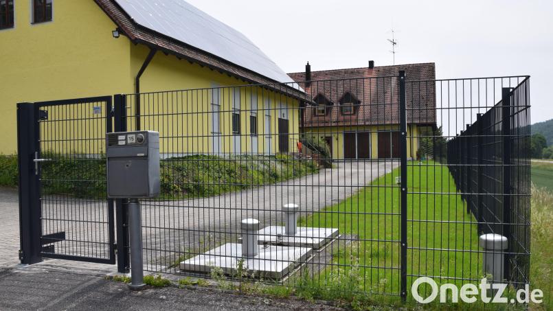 Für die Einzäunung, die Erneuerung der Eingangstüren und der Fenster im Wasserwerk Emhof sowie der Umzäunung des Brunnen Emhof hat der Zweckverband zur Wasserversorgung der Vils-Naab-Gruppe 105.000 Euro investiert. Bild: bö