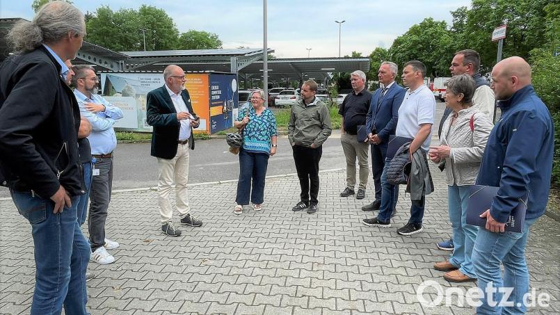 Die Verantwortlichen der Stadtwerke Martin Malitzke, Wolfgang Dotzler, Michael Gaisa und Frank Backowies (v.l.n.r.) und die Vorstandschaft des CSU-Ortsverbands Sebastian mit ihrem Vorsitzenden Werner Schindler (4.v.r.) sowie den weiteren Vertretern der CSU Harald Schwartz, Stefan Ott und Matthias Schöberl (5. bis 7.v.r.) vor der neuen PV-Anlage auf dem Parkplatz vor dem Hockermühlbad. Bild: Susanne Schwab