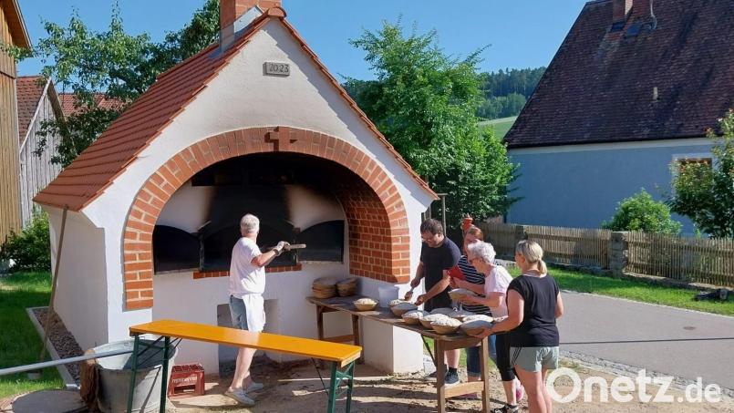 Der neue Backofen auf dem Aiherlhof in Mitterauerbach hat den Probebetrieb bestanden. Beim Backofenfest am Freitag wird er offiziell eingeweiht. Bild: Wolfgang Schart