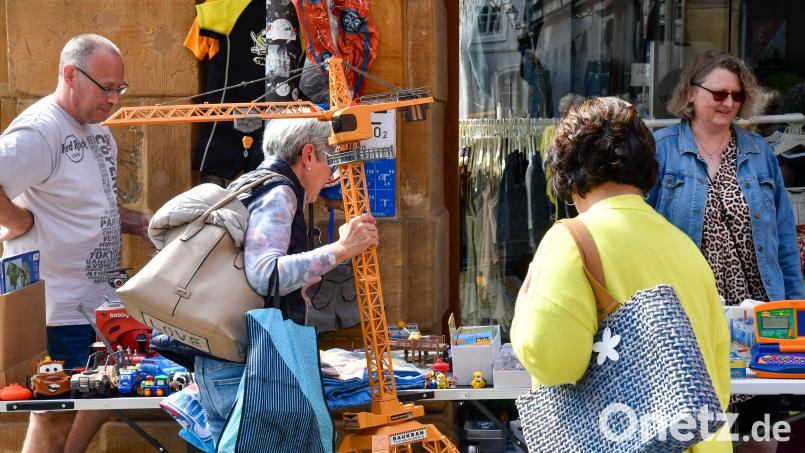 Beim Altstadtfest vergangenes Jahr sind auch Erwachsene auf dem Flohmarkt für Kinder und Jugendliche fündig geworden. Archivbild: Petra Hartl