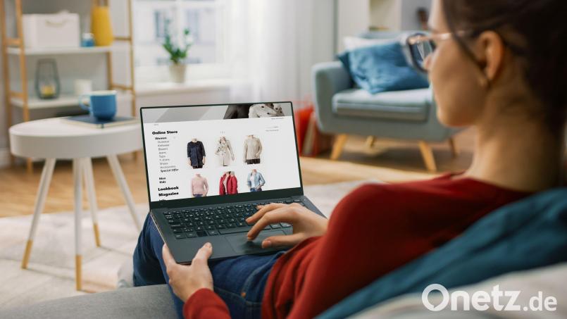 &quot;Es gibt Dark Patterns, die psychologischen Druck erzeugen&quot;, erklärt Christine Stadler. &quot;Diese finden sich beispielsweise beim Online-Shopping: Warnhinweise, dass nur noch eine geringe Menge des Produkts verfügbar ist, oder Countdowns, die darauf hinweisen, dass ein Produkt nur noch kurze Zeit erhältlich ist.&quot; Symbolbild: Gorodenkoff  –  stock.adobe.com