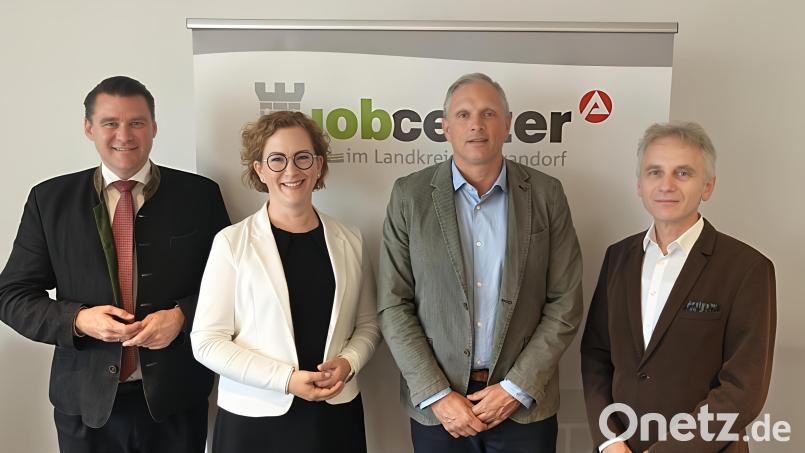Landrat Thomas Ebeling (links) dankte Dominique Gottwald für ihre Arbeit und begrüßte Thomas Rinner (Zweiter von rechts) als neuen Leiter des Jobcenters Schwandorf. Auch Siegfried Bäumler (rechts), Vorsitzender der Geschäftsführung der Agentur für Arbeit Schwandorf, gratulierte. Bild: Marie-Therese Horn/Jobcenter Schwandorf