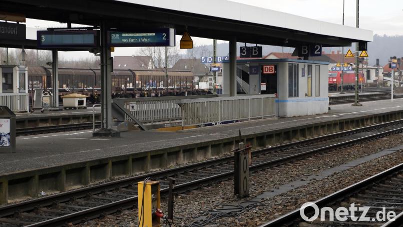 Am Schwandorfer Bahnhof sollen drei ältere Herren ein äußerst unreifes Verhalten gegenüber einer Frau gezeigt haben. Symbolbild: Clemens Hösamer