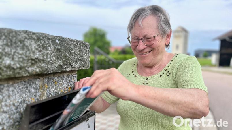 Monika Fröhler trägt nun schon seit rund 50 Jahren die Zeitungen aus. Bild: Gabi Schönberger