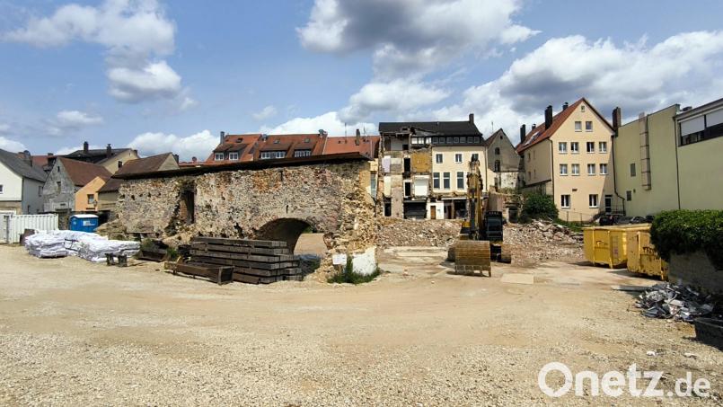 Die ehemalige Stadtmauer (Ruder-Mauer, vorne links) muss aufgrund des Denkmalschutzes bestehen bleiben. Bild: jma
