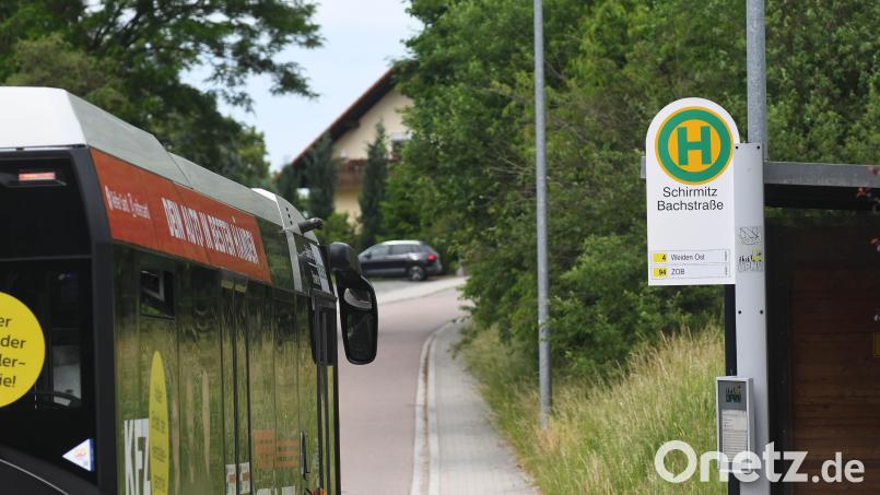 Der Weidener Stadtbus bedient seit Jahrzehnten auch die Gemeinde Schirmitz und hält dort beispielsweise an der Bachstraße. Bild: Gabi Schönberger