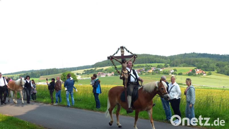 Das Kreuz führte die Prozession an. Bild: Hans Meißner