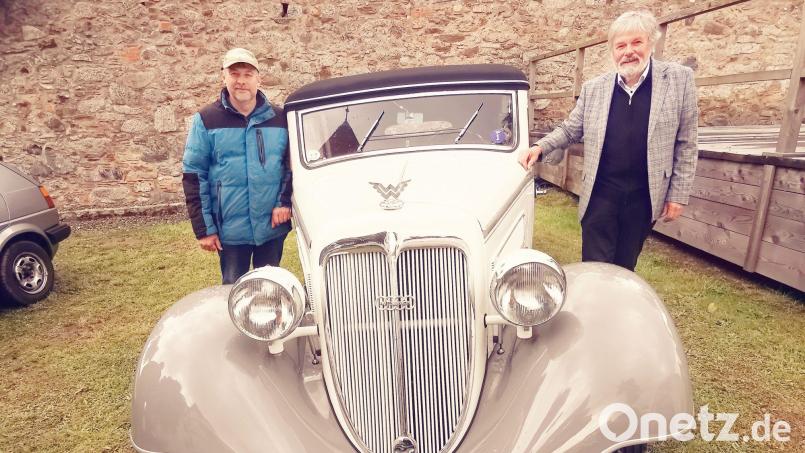 Paul Hopf (links) begrüßte Dietmar Krusche aus dem Erzgebirge mit seinem Wanderer Cabrio. Bild: Karl Ziegler