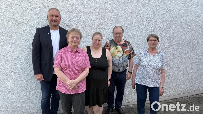 Angela Rottenberg (rechts) bescheinigte Sonja Schödel (3. v. l.) eine einwandfreie Kassenführung. Bürgermeister Richard Kammerer, Christine Härtl (von links) und Karl Sperl (4. v. l.) werden dem Notariat die Auflösungsunterlagen vorlegen. Bild: Johann Kneißl