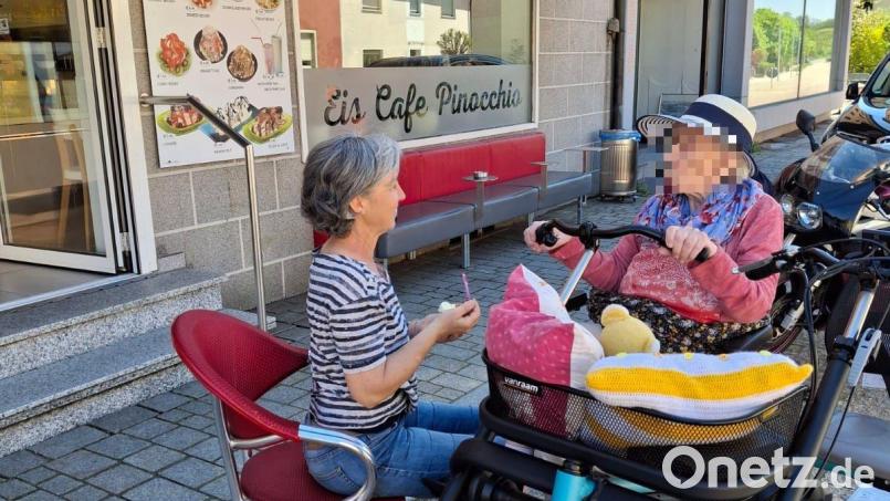 Maria Müller (links) mit ihrer 80-jährigen Patentante (die wir hier zu ihrem Persönlichkeitsschutz nicht zeigen) beim Eis essen auf ihrer Tour mit dem geliehenen Parallel-E-Bike. Bild: Müller