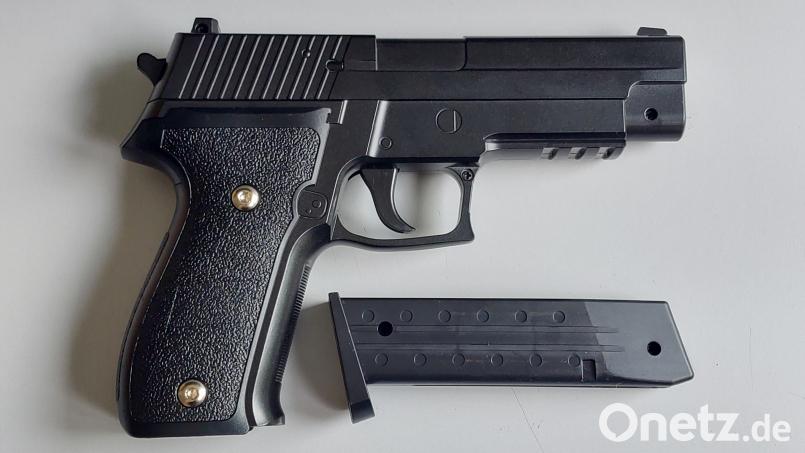 Diese Softair-Pistole nahm die Bundespolizei einem 25-Jährigen bei einer Grenzkontrolle in Waidhaus ab. Bild: Bundespolizei