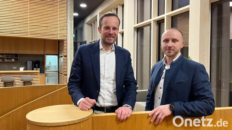 Robert Friedl (rechts) hatte in den vergangenen Monaten viel zu tun, um die Betzenmühle in den Rettenmeier-Konzern von CEO Stephan Lang (links) einzugliedern. Der schwierigste Teil der Aufgabe ist nun erledigt. Bild: Gabi Schönberger