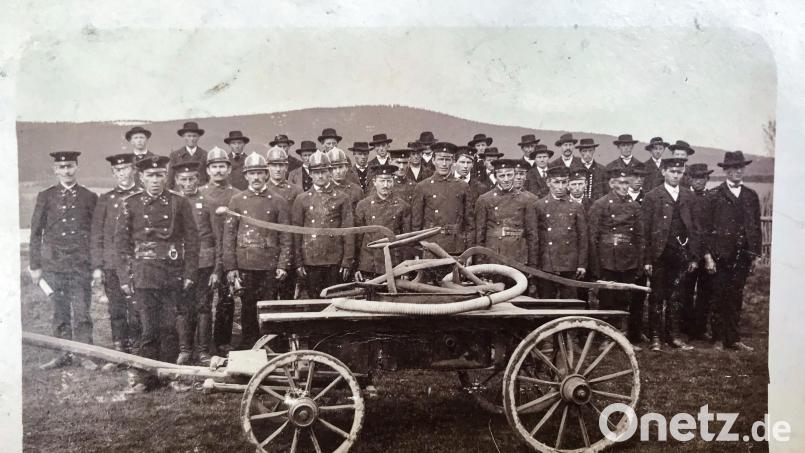 Die historische Aufnahme, die um das Jahr 1905 entstanden ist, zeigt Aktive der Feuerwehr sowie Vertreter des Vorstands. Bild: Archiv Willi Koch