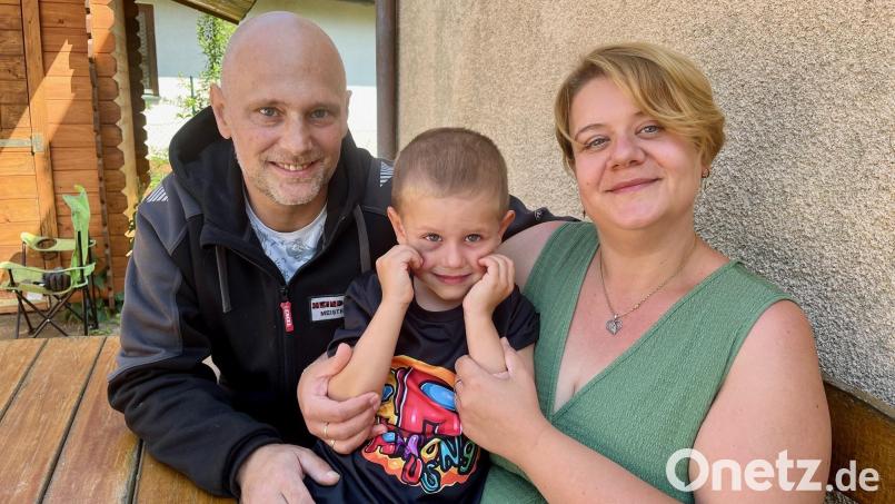 Andreas Schwaiger (43) mit seiner Frau Saskia (39) und Sohn Mattheo (5) aus Tremmersdorf (Speinshart). Der Familienvater benötigt dringend eine Stammzellenspende. Die Familie hofft, dass sich in den nächsten Wochen viele Menschen als potenzielle Spender registrieren lassen. Bild: Gabi Schönberger