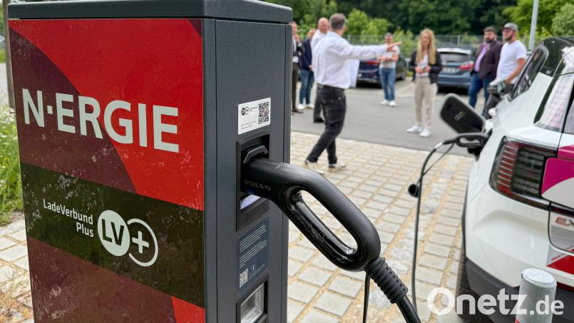 Die E-Mobilität ist in Sulzbach-Rosenberg voll angekommen. Bei der Ladeinfrastruktur setzt die Stadt auf die Zusammenarbeit mit N-Ergie. Bild: Petra Hartl