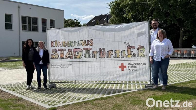 Von links: Bürgermeisterin Margit Bayer, Einrichtungsleitung Alice Hübsch, BRK-Kreisgeschäftsführer Sven Lehner und stellvertretende Einrichtungsleitung Kathrin Götzl präsentieren den Namen und das Logo der neuen BRK-Kindertageseinrichtung. Bild: Angela Burger
