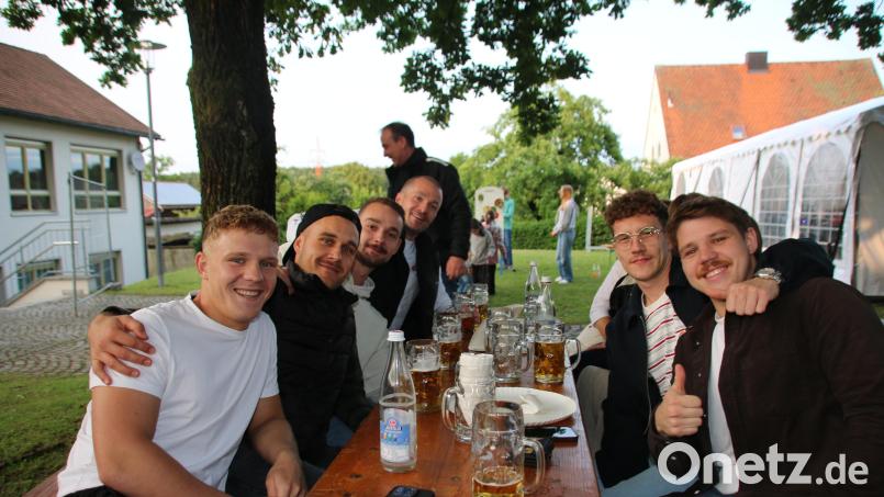 Fußballer verschiedener Vereine feiern auf dem Gartenfest in Gmünd. Bild: sne