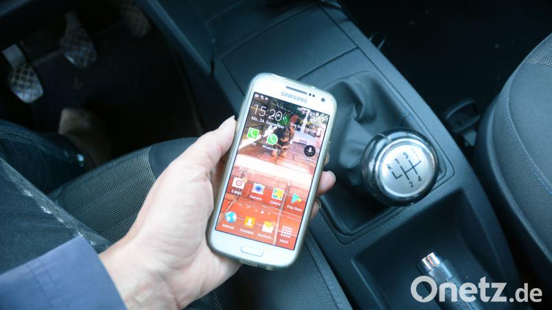 Polizeibeamte stoppen in Weiden ein Auto, dessen Fahrer am Steuer telefoniert. Symbolbild: Gabi Schönberger