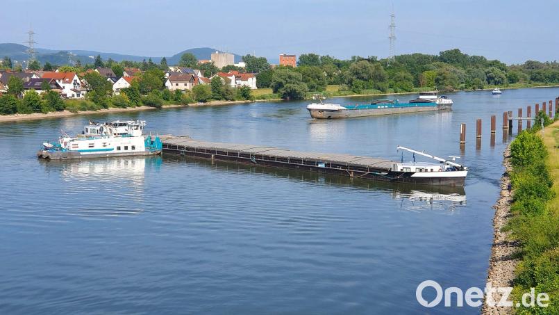 Die Einsatzkräfte versuchen, das festgefahrene Frachtschiff bei Regensburg zu bergen. Bild: Günter Hammer/Verkehrspolizeiinspektion Regensburg/dpa